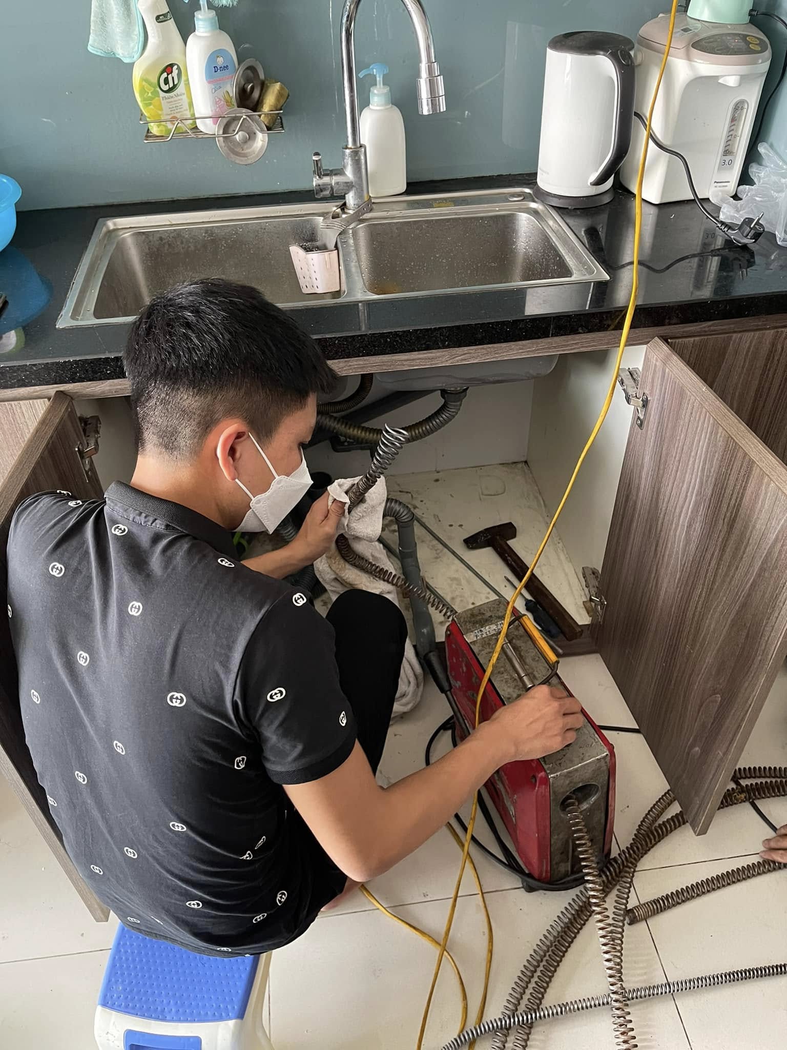 Vệ sinh rổ lọc rác chậu rửa bát